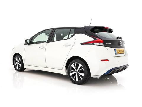 Nissan Leaf Acenta 40 kWh (INCL-BTW) Aut. *HEATPUMP | ADAPTIVE-CRUISE | KEYLESS | TOPVIEW | NAVI-FULLMAP | BLINDSPOT | DAB+ | HEATED-COMFORTSEATS | DIGI-COCKPIT | PRIVACYGLASS | 16"ALU*