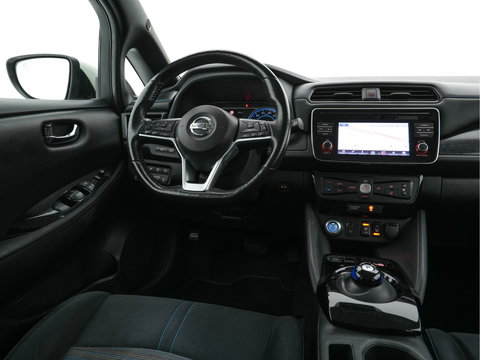 Nissan Leaf Acenta 40 kWh (INCL-BTW) Aut. *HEATPUMP | ADAPTIVE-CRUISE | KEYLESS | TOPVIEW | NAVI-FULLMAP | BLINDSPOT | DAB+ | HEATED-COMFORTSEATS | DIGI-COCKPIT | PRIVACYGLASS | 16"ALU*