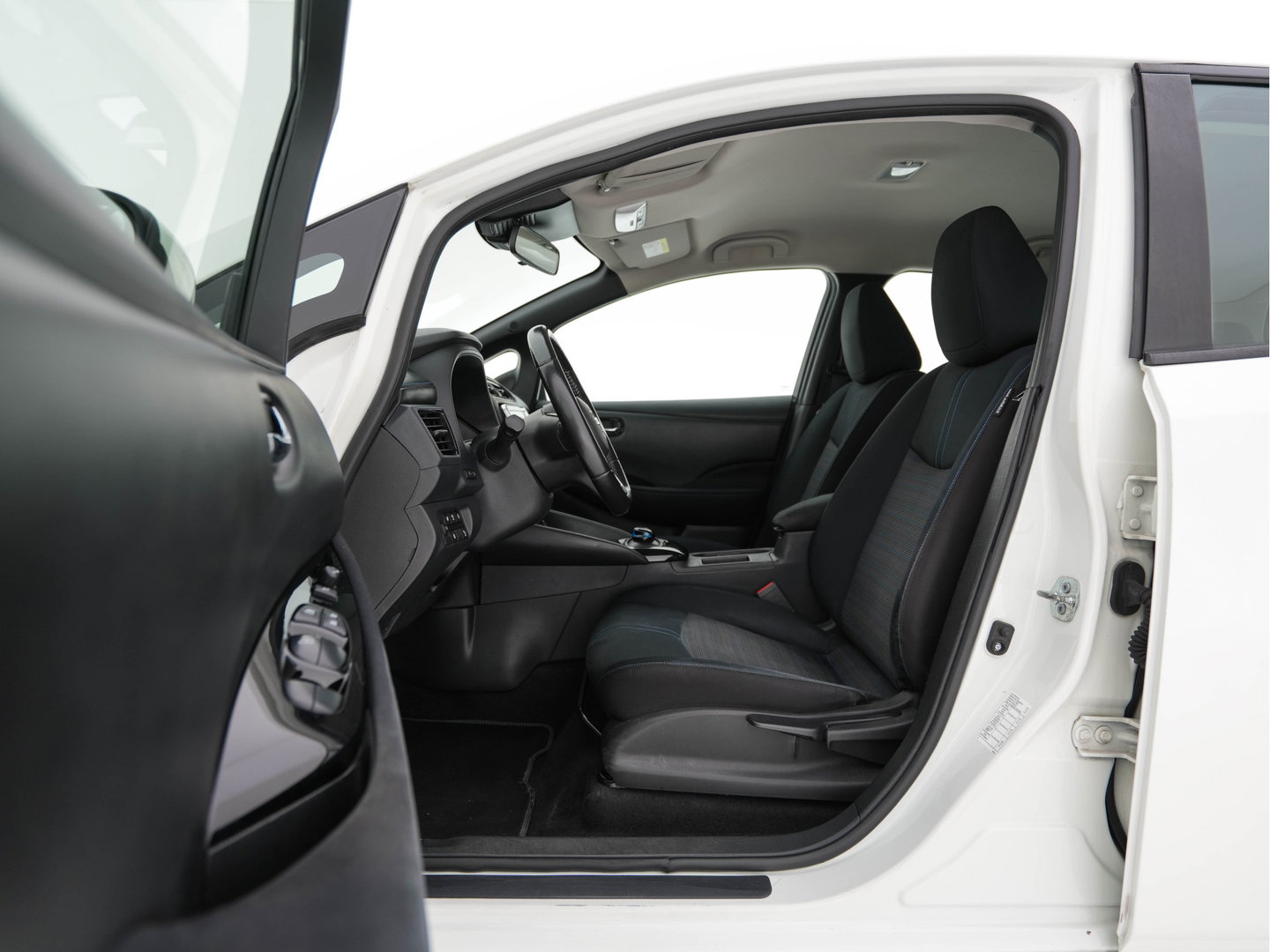 Nissan Leaf Acenta 40 kWh (INCL-BTW) Aut. *HEATPUMP | ADAPTIVE-CRUISE | KEYLESS | TOPVIEW | NAVI-FULLMAP | BLINDSPOT | DAB+ | HEATED-COMFORTSEATS | DIGI-COCKPIT | PRIVACYGLASS | 16"ALU*