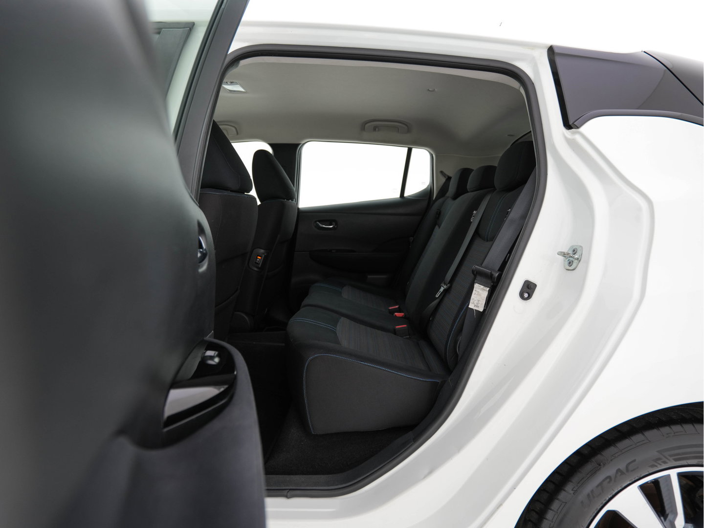 Nissan Leaf Acenta 40 kWh (INCL-BTW) Aut. *HEATPUMP | ADAPTIVE-CRUISE | KEYLESS | TOPVIEW | NAVI-FULLMAP | BLINDSPOT | DAB+ | HEATED-COMFORTSEATS | DIGI-COCKPIT | PRIVACYGLASS | 16"ALU*