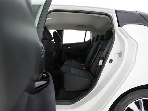 Nissan Leaf Acenta 40 kWh (INCL-BTW) Aut. *HEATPUMP | ADAPTIVE-CRUISE | KEYLESS | TOPVIEW | NAVI-FULLMAP | BLINDSPOT | DAB+ | HEATED-COMFORTSEATS | DIGI-COCKPIT | PRIVACYGLASS | 16"ALU*