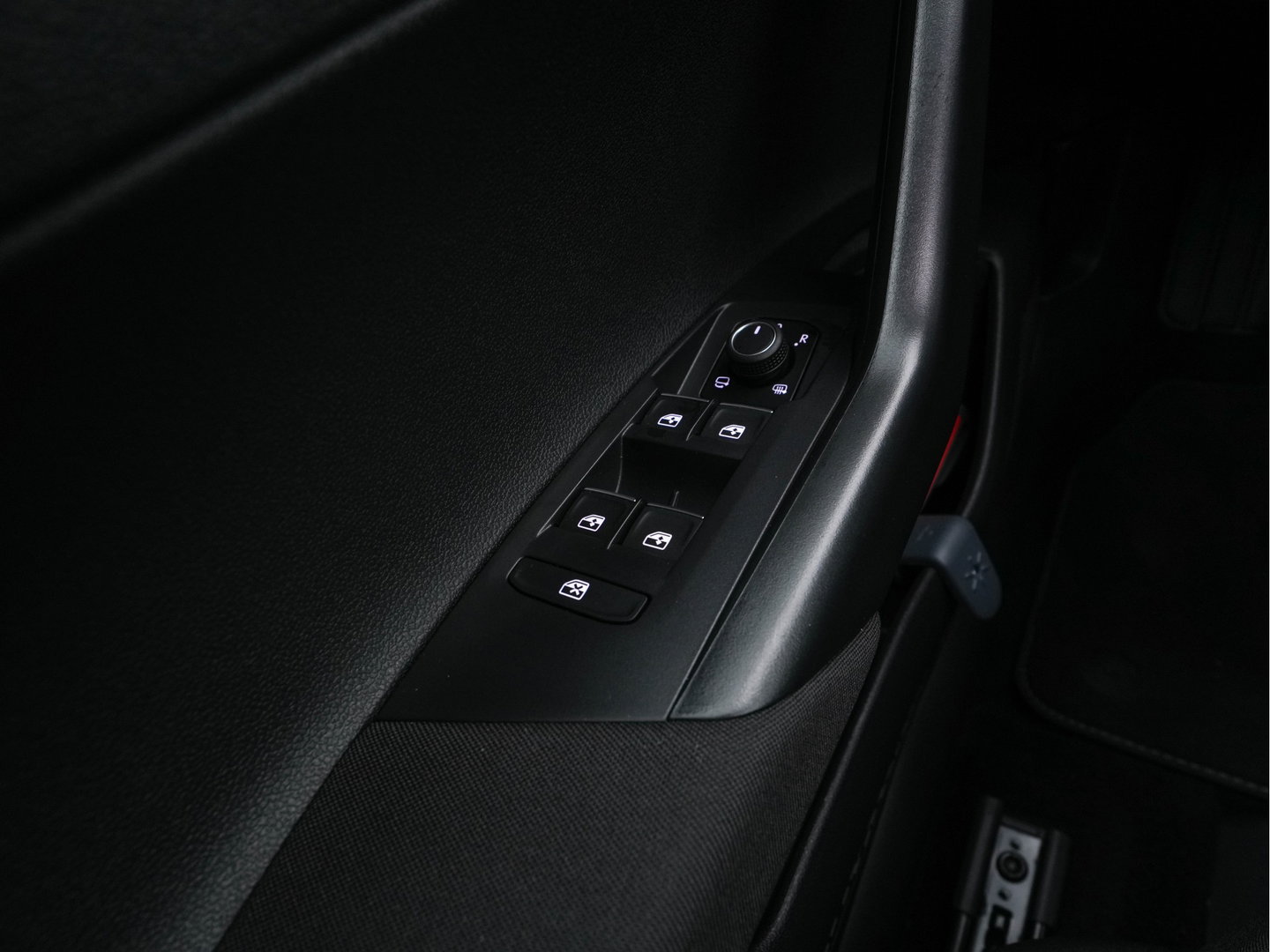 Volkswagen Taigo 1.5 TSI R-Line Aut. *PANO | ADAPTIVE-CRUISE | FULL-LED | BLINDSPOT | HEATED-SPORTSEATS | DIGI-COCKPIT | PRIVACY-GLASS | SHIFTPADDLES | CAMERA | KEYLESS | DAB | NAVI-FULLMAP | ECC | CARPLAY | PDC | 18''ALU*