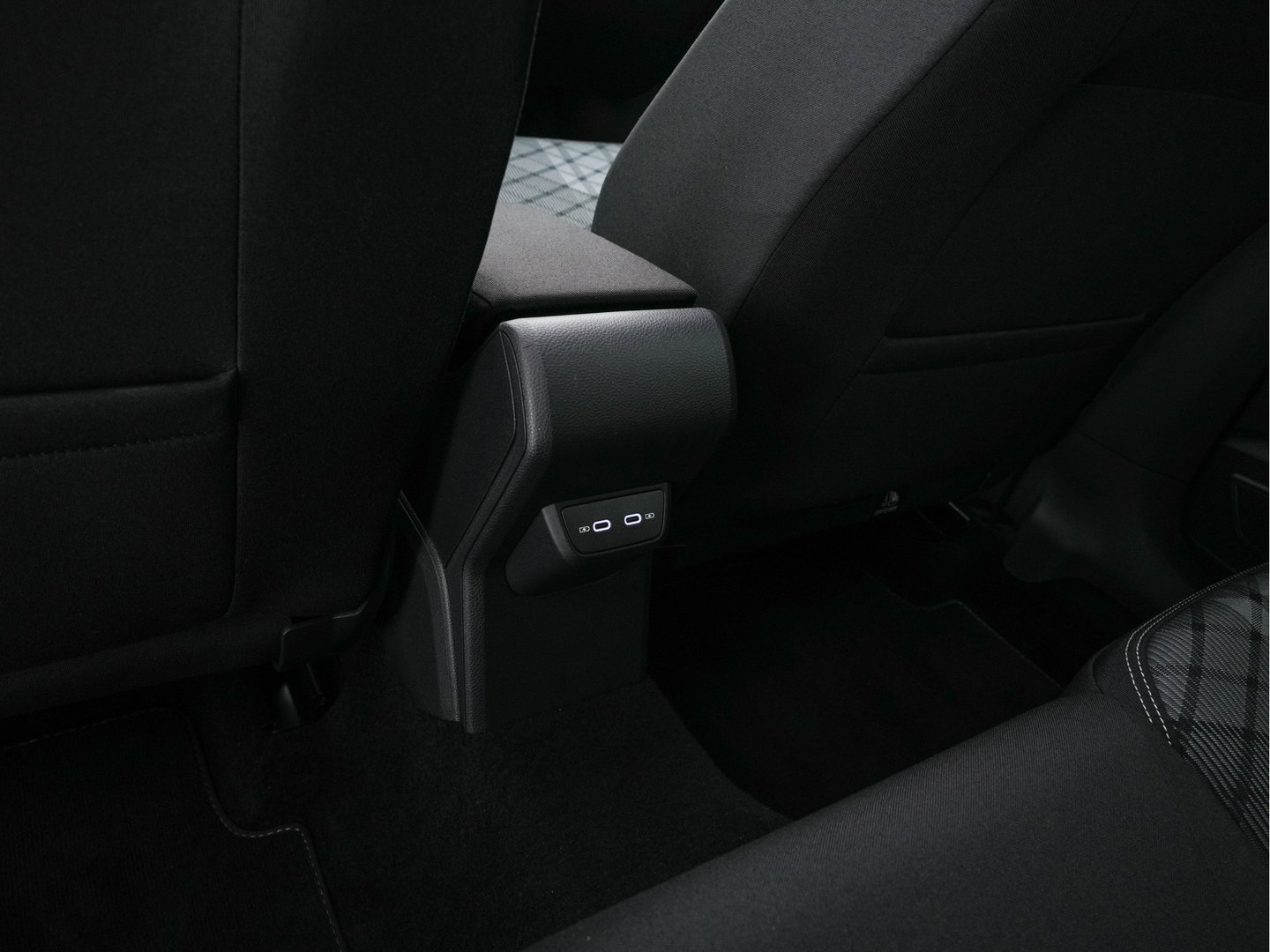 Volkswagen Taigo 1.5 TSI R-Line Aut. *PANO | ADAPTIVE-CRUISE | FULL-LED | BLINDSPOT | HEATED-SPORTSEATS | DIGI-COCKPIT | PRIVACY-GLASS | SHIFTPADDLES | CAMERA | KEYLESS | DAB | NAVI-FULLMAP | ECC | CARPLAY | PDC | 18''ALU*