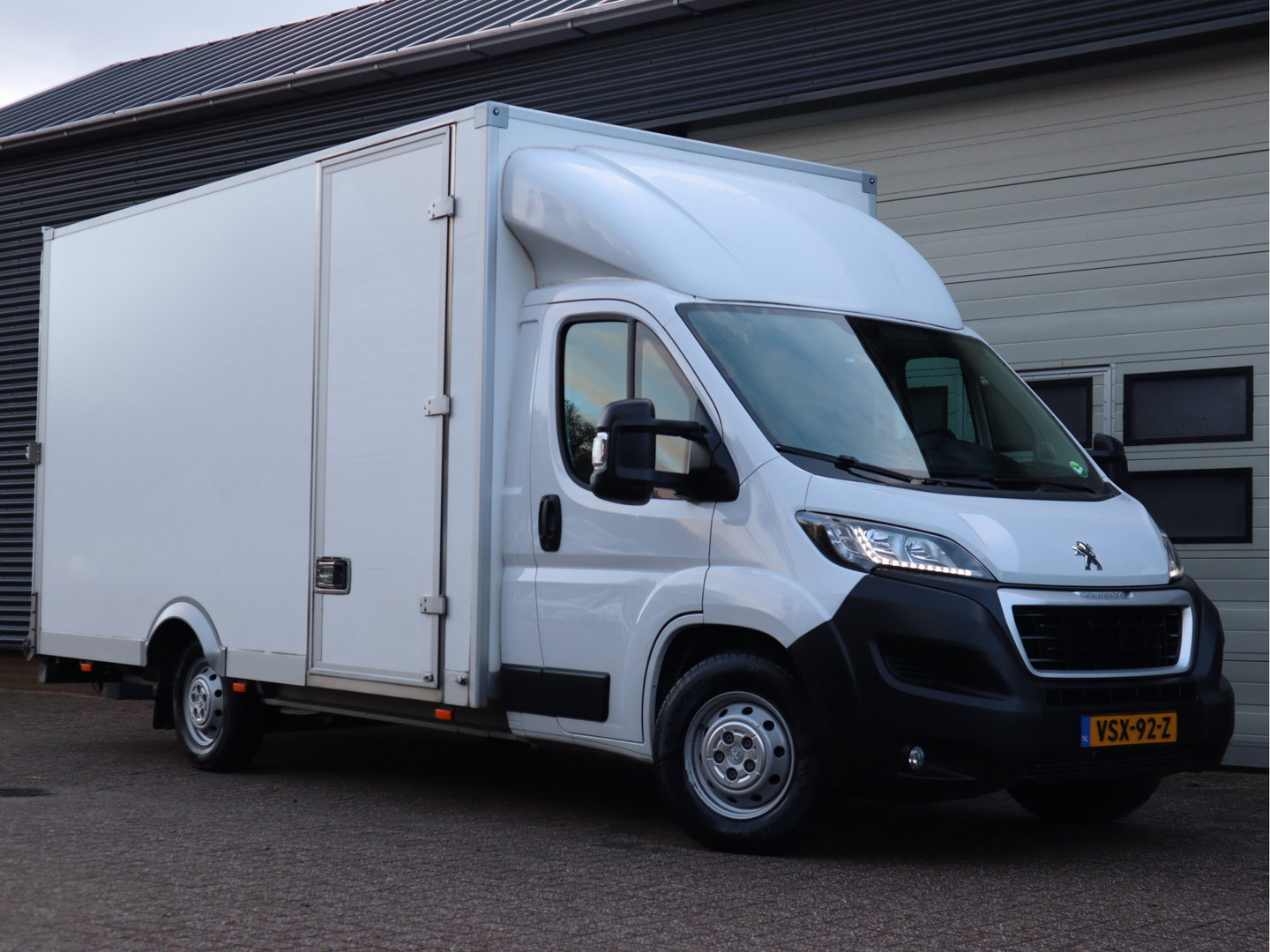Peugeot Boxer 2.2 BlueHDi 141pk Euro 6 Bakwagen 4,5m - Navi - Camera - Cruise