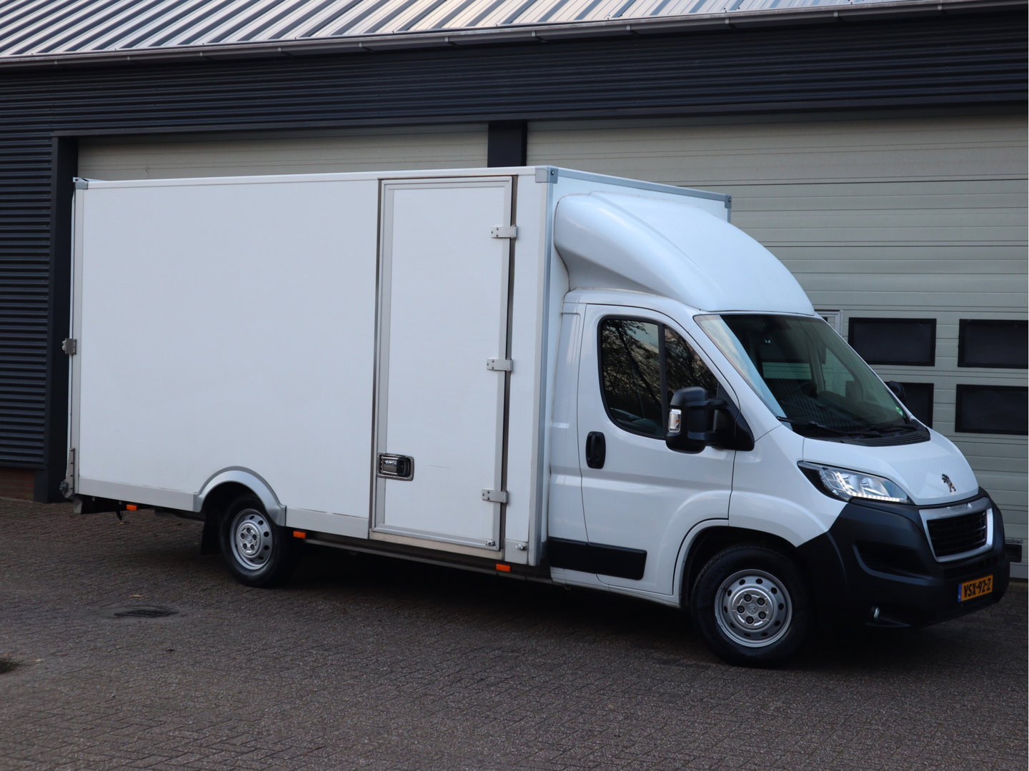 Peugeot Boxer 2.2 BlueHDi 141pk Euro 6 Bakwagen 4,5m - Navi - Camera - Cruise