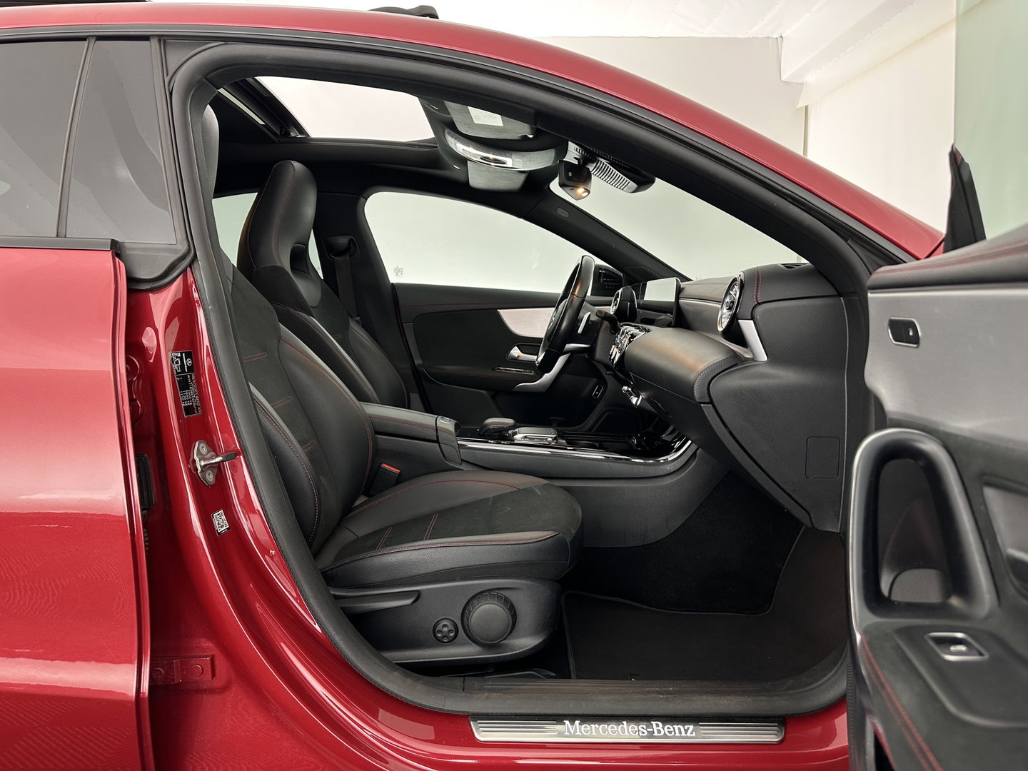 Mercedes-Benz CLA-Klasse 250 e AMG Limited Business Solution (Plug-in) (INCL-BTW) Aut. *PANO | LEATHER-MICROFIBRE | MULTIBEAM-LED | BLINDSPOT | WIDESCREEN-COCKPIT | AMBIENTLIGHT | CAMERA | M-BUX-NAVI | ECC | SHIFTPADDLES | PDC | ADAPTIVE-CRUISE | DAB | 18"ALU*