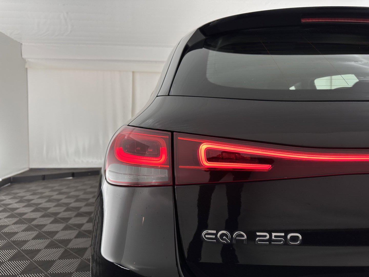 Mercedes-Benz EQA 250 Business Solution Luxury 67 kWh [ 3-Fase-11kW ] {SOH-94%} (INCL-BTW) *LEATHER | WIDESCREEN-DIGI-COCKPIT | FULL-LED | AMBIENTLIGHT | CAMERA | NAVI-FULLMAP | DAB+ | HEATED-COMFORTSEATS | ECC | SHIFTPADDLES | CRUISE | TOWBAR | 18''ALU*