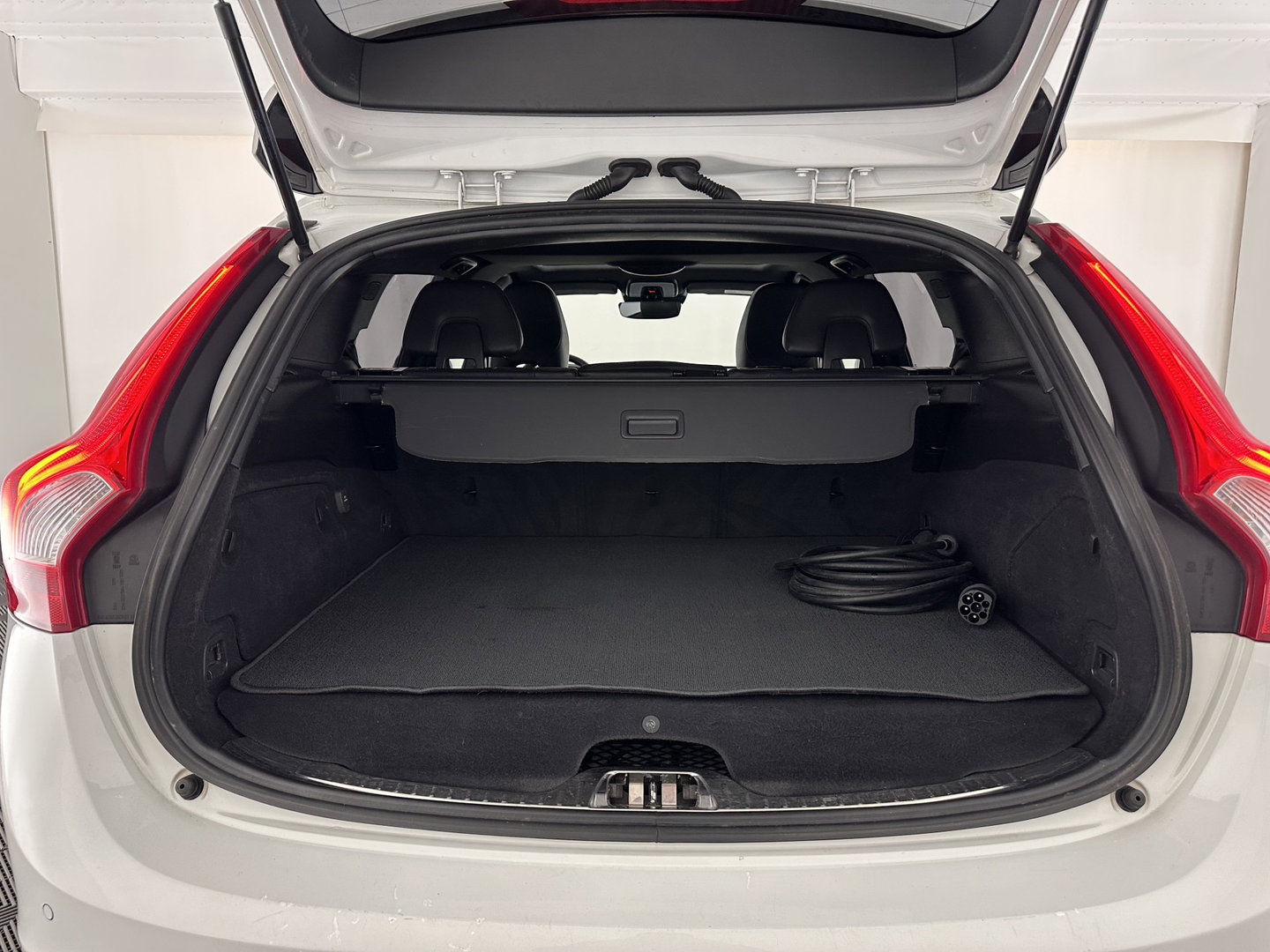 Volvo V60 2.4 D5 Twin Engine Summum Aut. *PANO | LEATHER | ADAPTIVE-CRUISE | XENON | BLIS | MEMORY-PACK | CAMERA | HEATED-COMFORTSEATS | NAVI-FULLMAP | PRIVACY-GLASS | ECC | PDC | 18''ALU | TOWBAR*