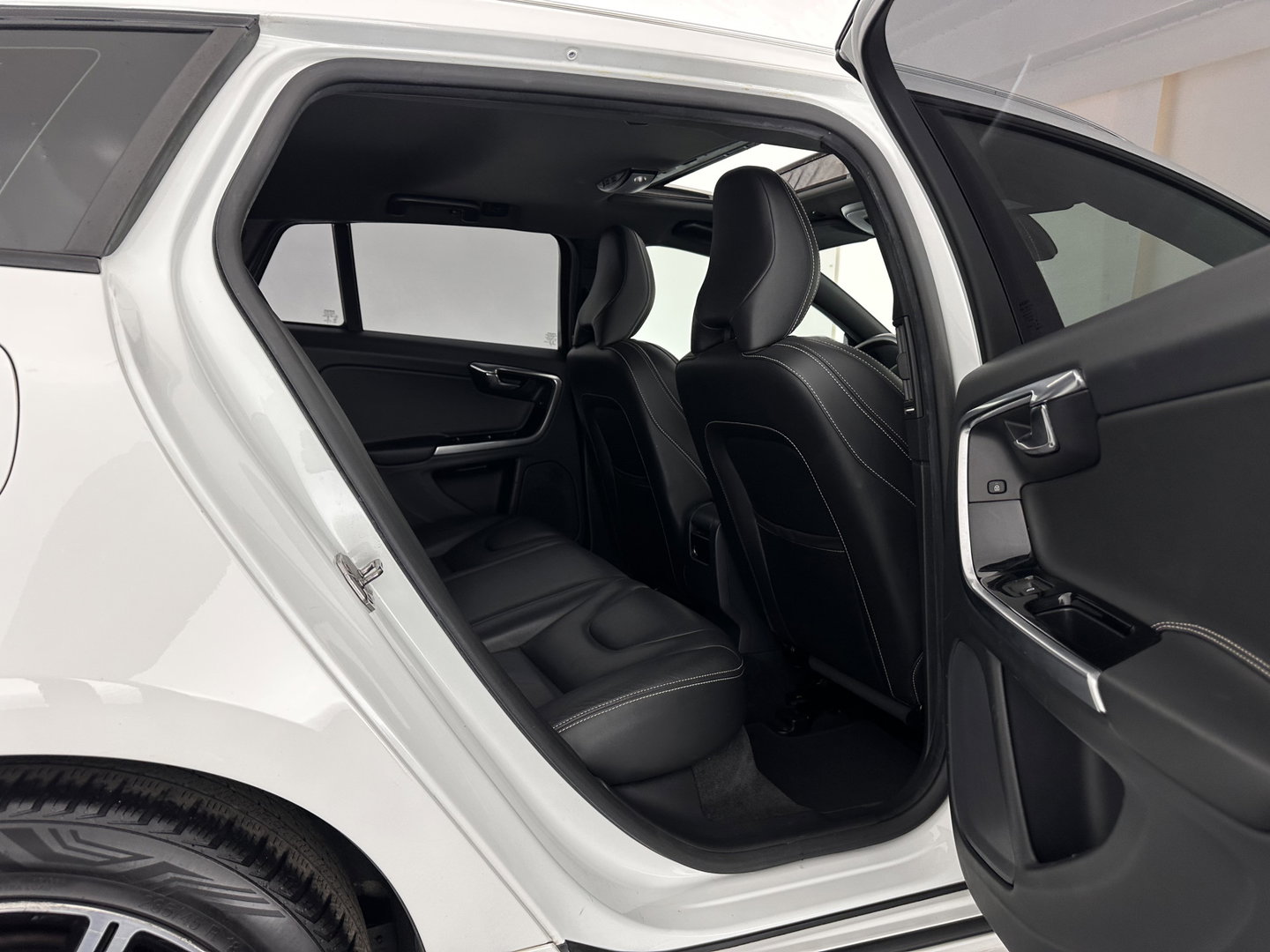 Volvo V60 2.4 D5 Twin Engine Summum Aut. *PANO | LEATHER | ADAPTIVE-CRUISE | XENON | BLIS | MEMORY-PACK | CAMERA | HEATED-COMFORTSEATS | NAVI-FULLMAP | PRIVACY-GLASS | ECC | PDC | 18''ALU | TOWBAR*