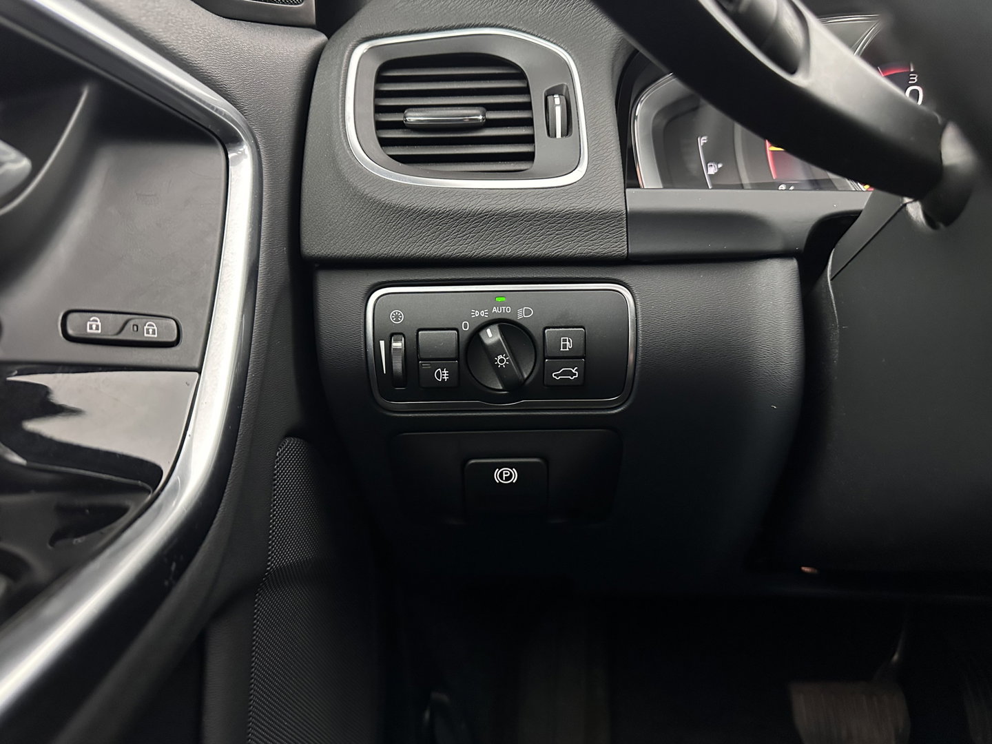 Volvo V60 2.4 D5 Twin Engine Summum Aut. *PANO | LEATHER | ADAPTIVE-CRUISE | XENON | BLIS | MEMORY-PACK | CAMERA | HEATED-COMFORTSEATS | NAVI-FULLMAP | PRIVACY-GLASS | ECC | PDC | 18''ALU | TOWBAR*