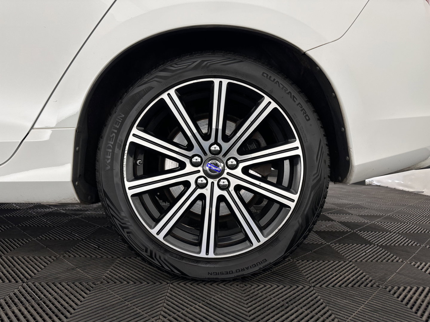 Volvo V60 2.4 D5 Twin Engine Summum Aut. *PANO | LEATHER | ADAPTIVE-CRUISE | XENON | BLIS | MEMORY-PACK | CAMERA | HEATED-COMFORTSEATS | NAVI-FULLMAP | PRIVACY-GLASS | ECC | PDC | 18''ALU | TOWBAR*