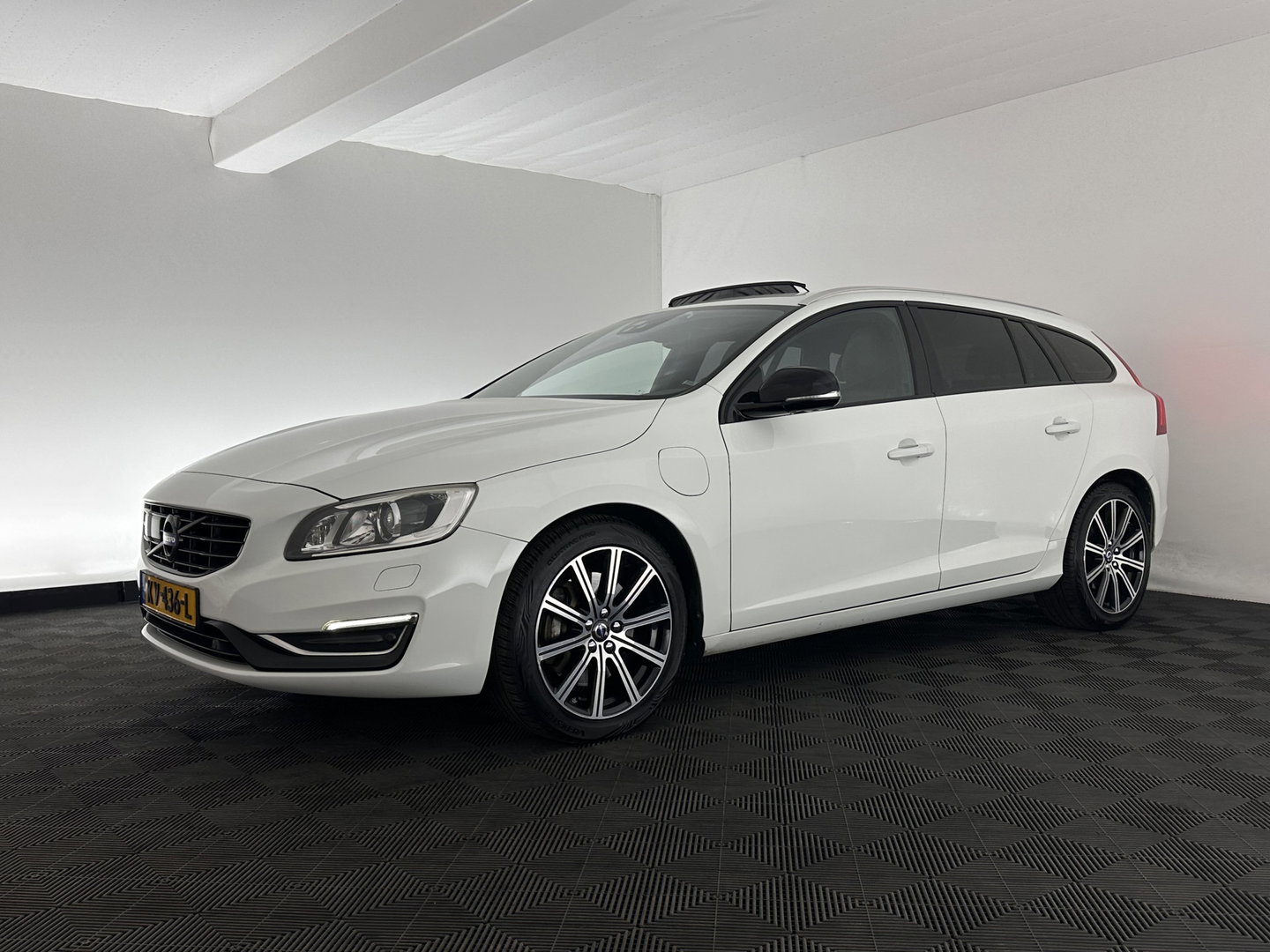 Volvo V60 2.4 D5 Twin Engine Summum Aut. *PANO | LEATHER | ADAPTIVE-CRUISE | XENON | BLIS | MEMORY-PACK | CAMERA | HEATED-COMFORTSEATS | NAVI-FULLMAP | PRIVACY-GLASS | ECC | PDC | 18''ALU | TOWBAR*