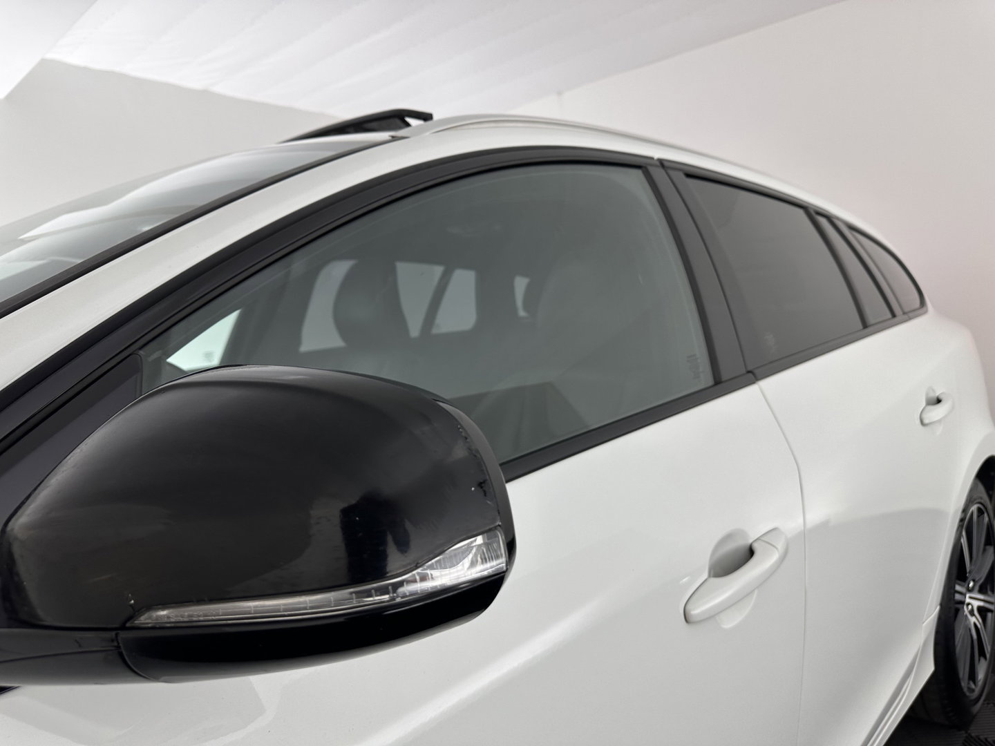 Volvo V60 2.4 D5 Twin Engine Summum Aut. *PANO | LEATHER | ADAPTIVE-CRUISE | XENON | BLIS | MEMORY-PACK | CAMERA | HEATED-COMFORTSEATS | NAVI-FULLMAP | PRIVACY-GLASS | ECC | PDC | 18''ALU | TOWBAR*