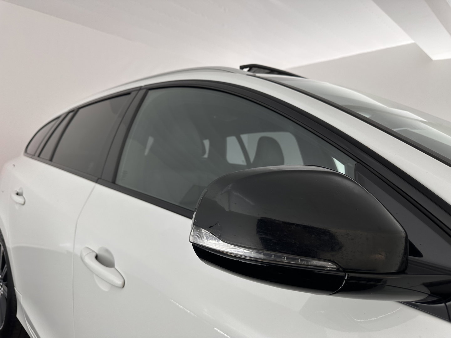 Volvo V60 2.4 D5 Twin Engine Summum Aut. *PANO | LEATHER | ADAPTIVE-CRUISE | XENON | BLIS | MEMORY-PACK | CAMERA | HEATED-COMFORTSEATS | NAVI-FULLMAP | PRIVACY-GLASS | ECC | PDC | 18''ALU | TOWBAR*