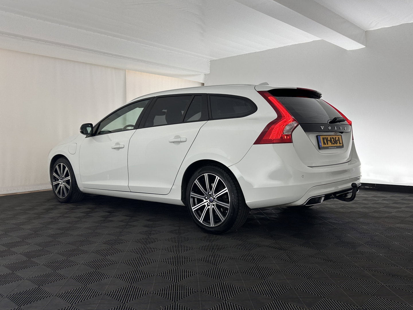 Volvo V60 2.4 D5 Twin Engine Summum Aut. *PANO | LEATHER | ADAPTIVE-CRUISE | XENON | BLIS | MEMORY-PACK | CAMERA | HEATED-COMFORTSEATS | NAVI-FULLMAP | PRIVACY-GLASS | ECC | PDC | 18''ALU | TOWBAR*