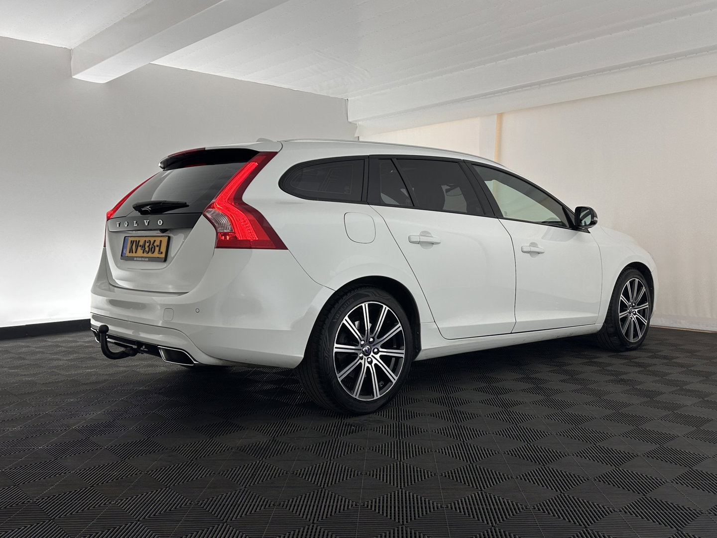 Volvo V60 2.4 D5 Twin Engine Summum Aut. *PANO | LEATHER | ADAPTIVE-CRUISE | XENON | BLIS | MEMORY-PACK | CAMERA | HEATED-COMFORTSEATS | NAVI-FULLMAP | PRIVACY-GLASS | ECC | PDC | 18''ALU | TOWBAR*