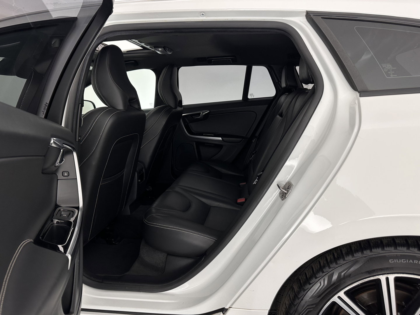 Volvo V60 2.4 D5 Twin Engine Summum Aut. *PANO | LEATHER | ADAPTIVE-CRUISE | XENON | BLIS | MEMORY-PACK | CAMERA | HEATED-COMFORTSEATS | NAVI-FULLMAP | PRIVACY-GLASS | ECC | PDC | 18''ALU | TOWBAR*