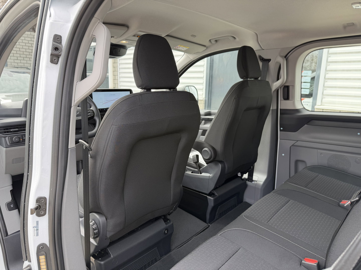 Ford Transit Custom 320 2.0 TDCI L2H1 Trend originele Ford dubbel cabine affabriek / prijs rijklaar € 39.950 ex btw / lease vanaf € 652 / dubbele schuifdeur / NIEUWE bus / BPM vrij !