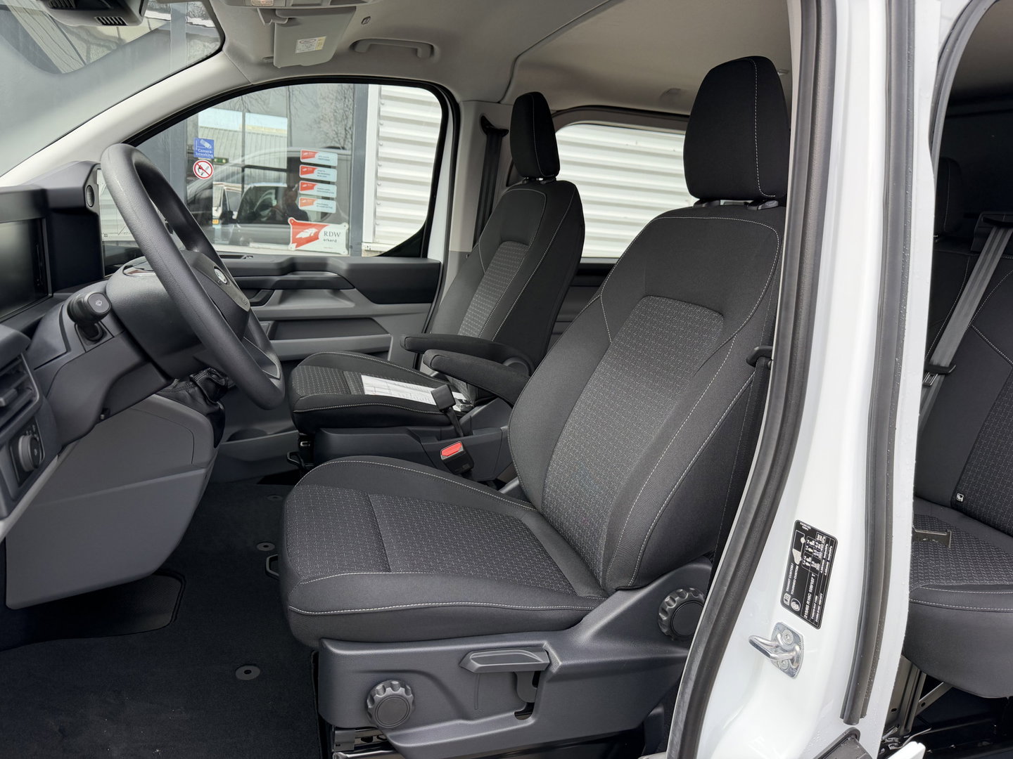 Ford Transit Custom 320 2.0 TDCI L2H1 Trend originele Ford dubbel cabine affabriek / prijs rijklaar € 39.950 ex btw / lease vanaf € 652 / dubbele schuifdeur / NIEUWE bus / BPM vrij !