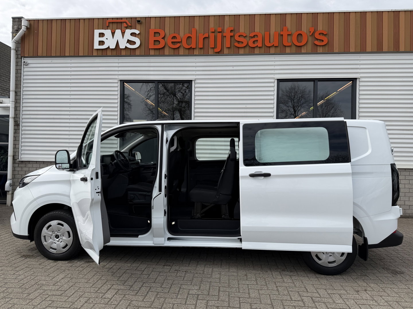 Ford Transit Custom 320 2.0 TDCI L2H1 Trend originele Ford dubbel cabine affabriek / prijs rijklaar € 39.950 ex btw / lease vanaf € 652 / dubbele schuifdeur / NIEUWE bus / BPM vrij !