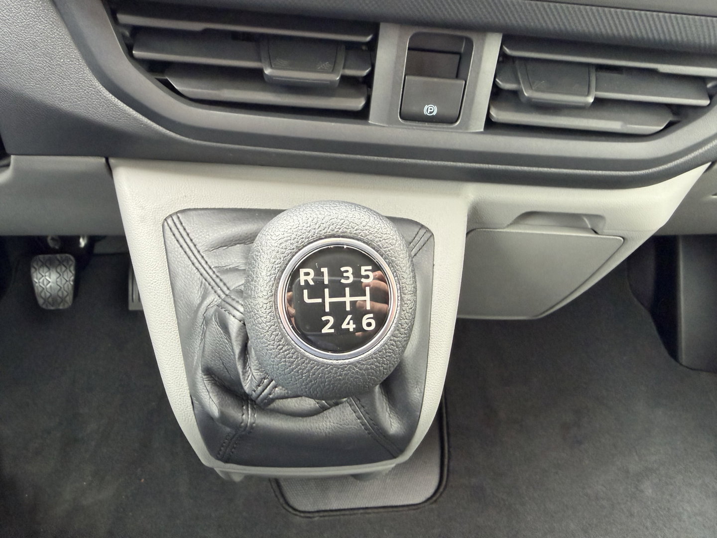 Ford Transit Custom 320 2.0 TDCI L2H1 Trend originele Ford dubbel cabine affabriek / prijs rijklaar € 39.950 ex btw / lease vanaf € 652 / dubbele schuifdeur / NIEUWE bus / BPM vrij !