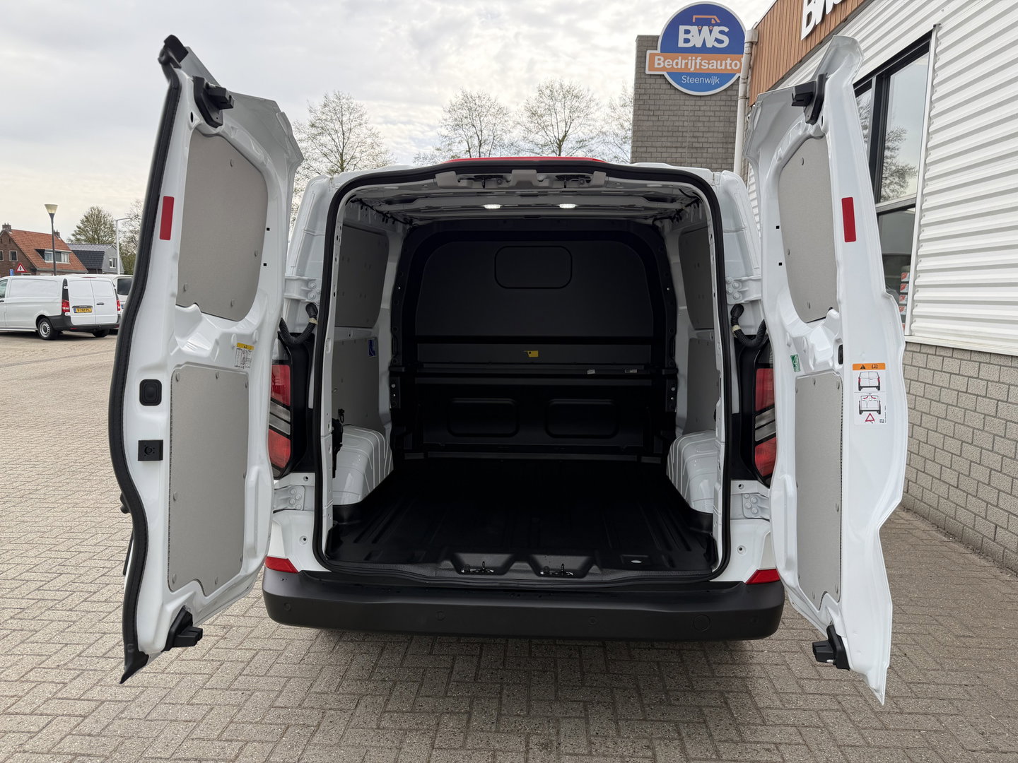 Ford Transit Custom 320 2.0 TDCI L2H1 Trend originele Ford dubbel cabine affabriek / prijs rijklaar € 39.950 ex btw / lease vanaf € 652 / dubbele schuifdeur / NIEUWE bus / BPM vrij !