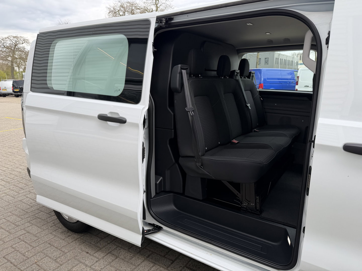 Ford Transit Custom 320 2.0 TDCI L2H1 Trend originele Ford dubbel cabine affabriek / prijs rijklaar € 39.950 ex btw / lease vanaf € 652 / dubbele schuifdeur / NIEUWE bus / BPM vrij !
