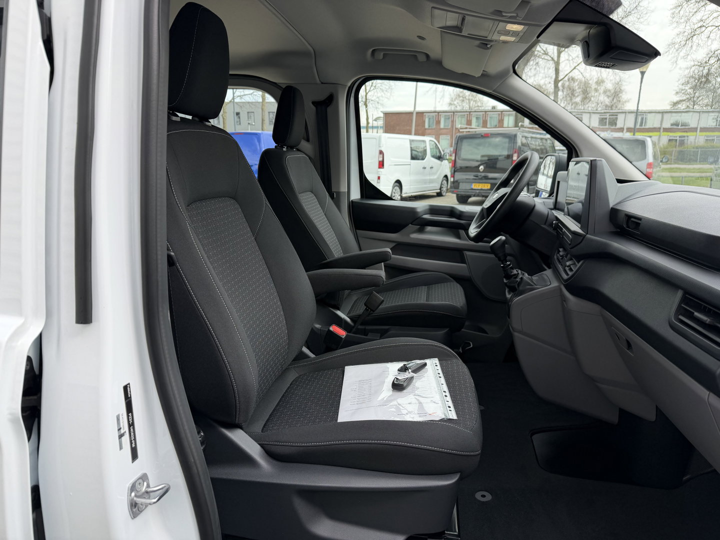 Ford Transit Custom 320 2.0 TDCI L2H1 Trend originele Ford dubbel cabine affabriek / prijs rijklaar € 39.950 ex btw / lease vanaf € 652 / dubbele schuifdeur / NIEUWE bus / BPM vrij !