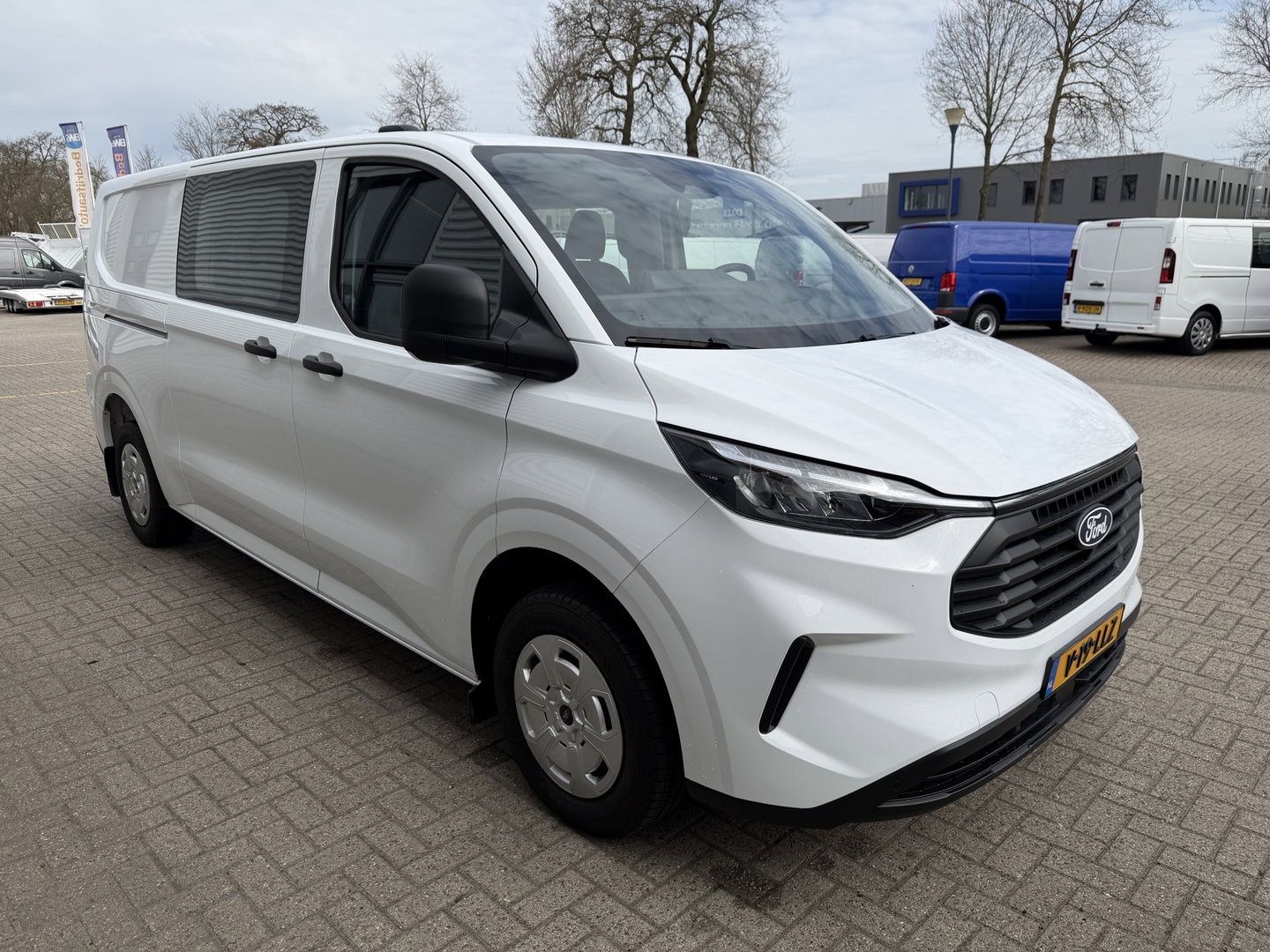 Ford Transit Custom 320 2.0 TDCI L2H1 Trend originele Ford dubbel cabine affabriek / prijs rijklaar € 39.950 ex btw / lease vanaf € 652 / dubbele schuifdeur / NIEUWE bus / BPM vrij !