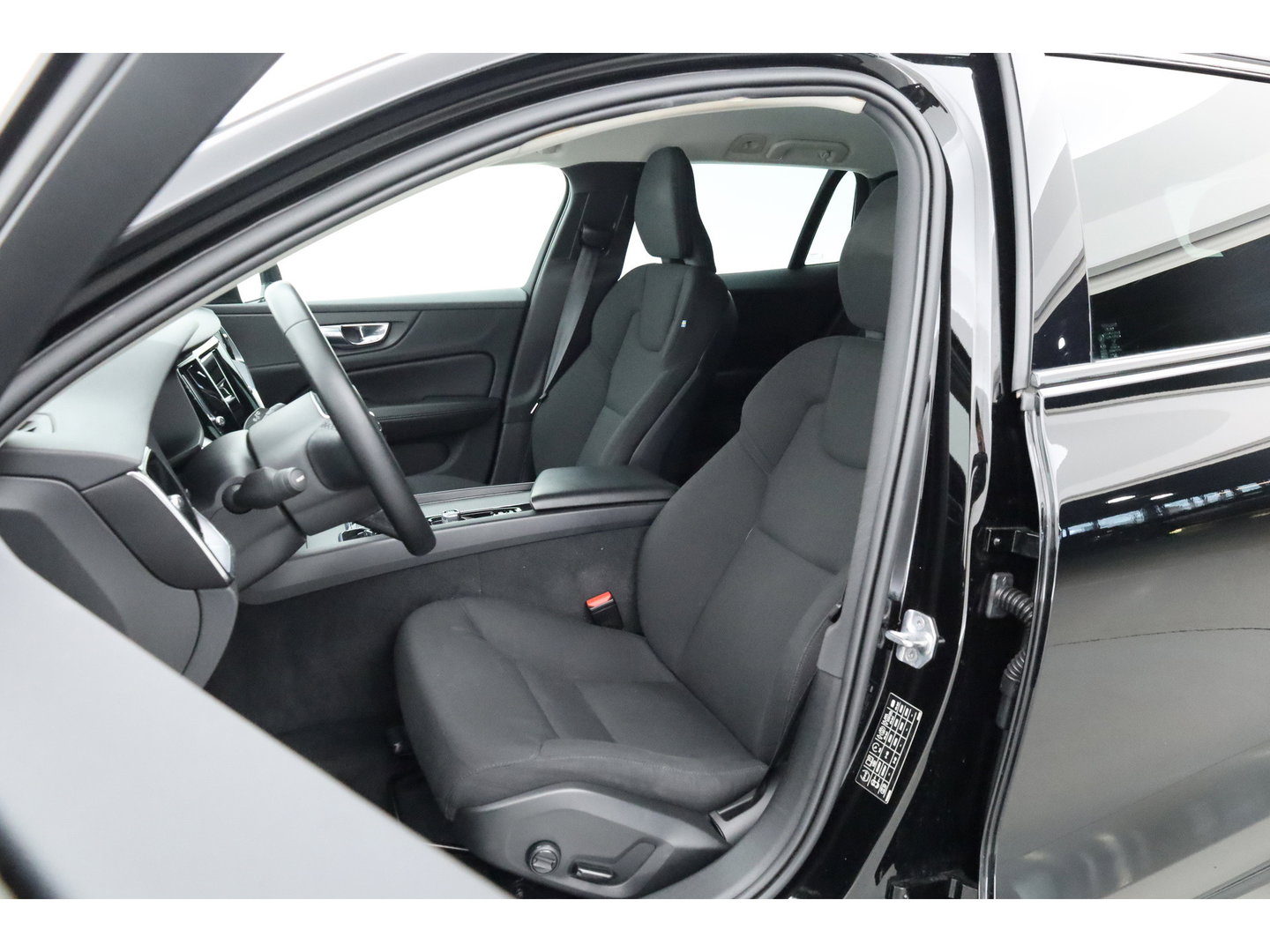 Volvo V60 2.0 B4 Momentum Business | ACC | Trekhaak | Carplay | stoel verwarming |