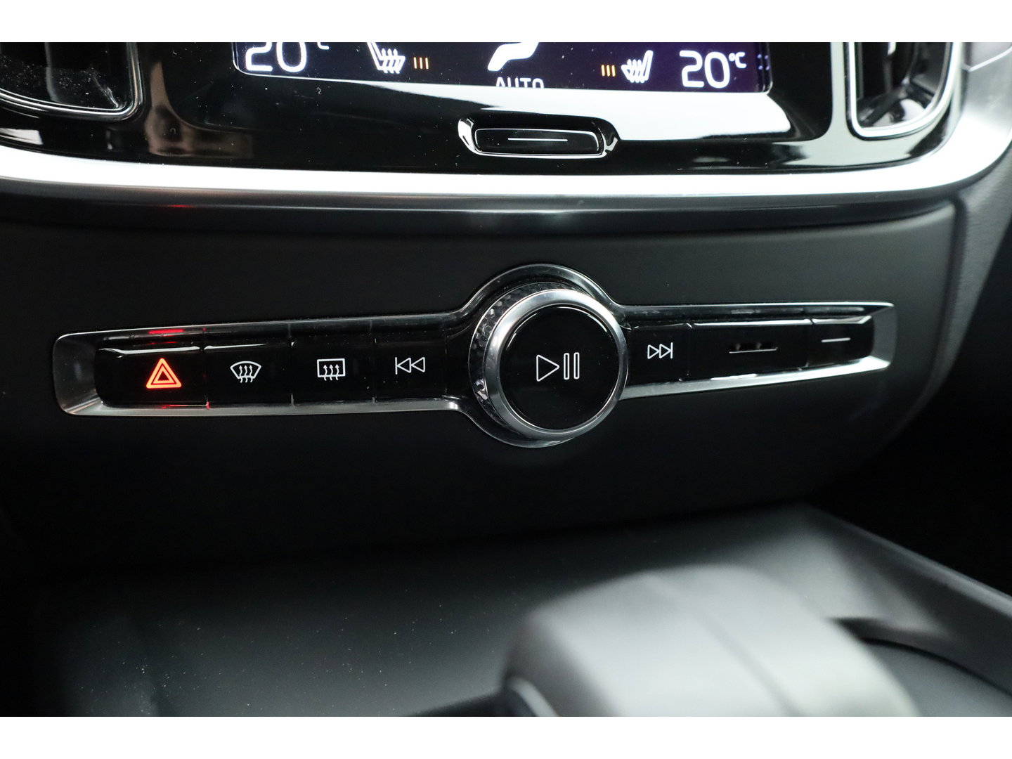 Volvo V60 2.0 B4 Momentum Business | ACC | Trekhaak | Carplay | stoel verwarming |