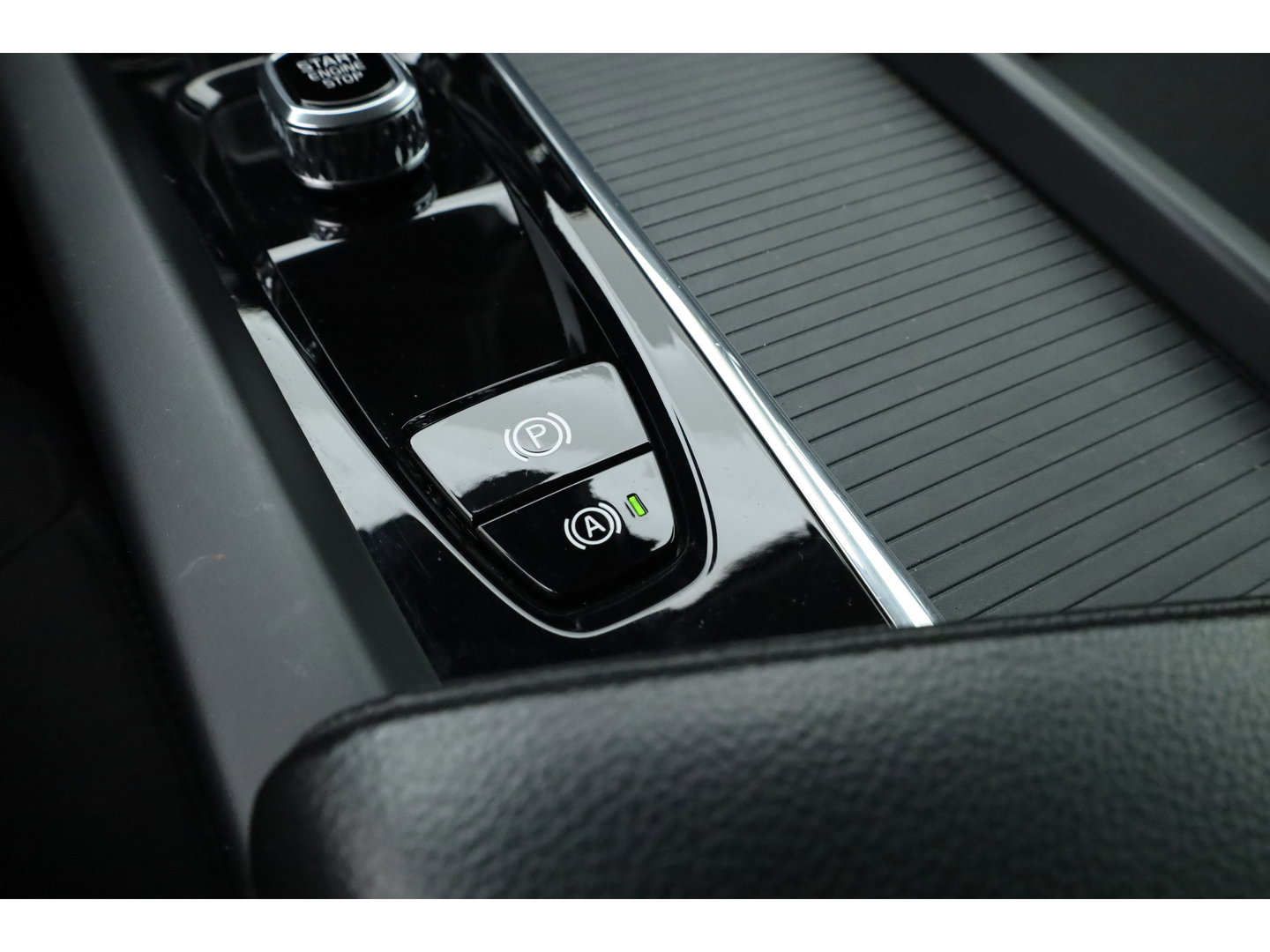 Volvo V60 2.0 B4 Momentum Business | ACC | Trekhaak | Carplay | stoel verwarming |