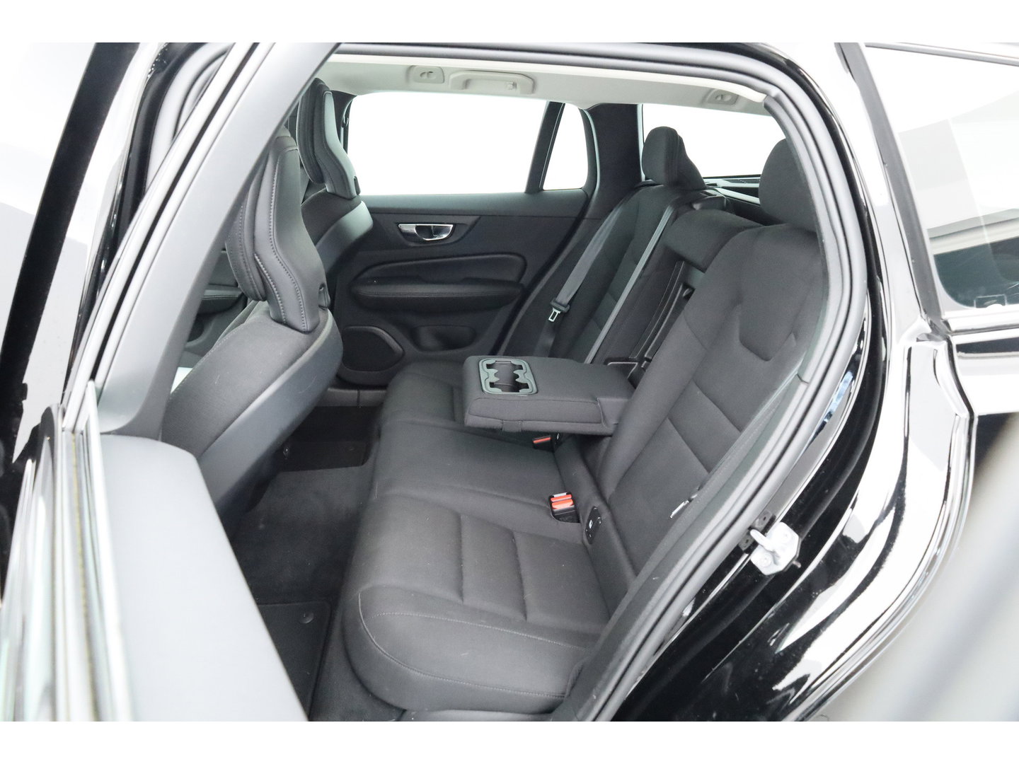 Volvo V60 2.0 B4 Momentum Business | ACC | Trekhaak | Carplay | stoel verwarming |