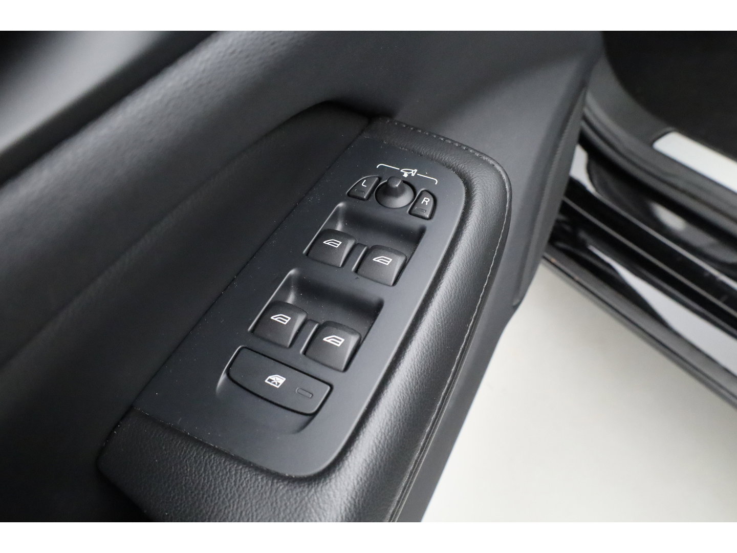 Volvo V60 2.0 B4 Momentum Business | ACC | Trekhaak | Carplay | stoel verwarming |