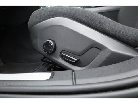 Volvo V60 2.0 B4 Momentum Business | ACC | Trekhaak | Carplay | stoel verwarming |