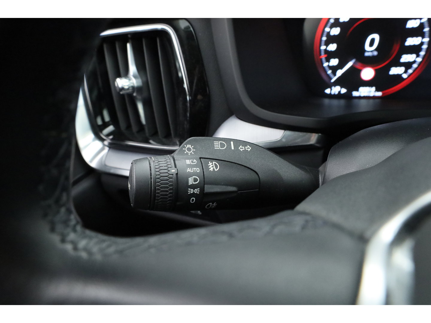 Volvo V60 2.0 B4 Momentum Business | ACC | Trekhaak | Carplay | stoel verwarming |