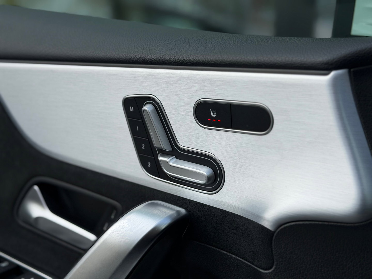 Mercedes-Benz A-Klasse 250 e AMG Pano|Memory|Ambientlight|ACC|218PK