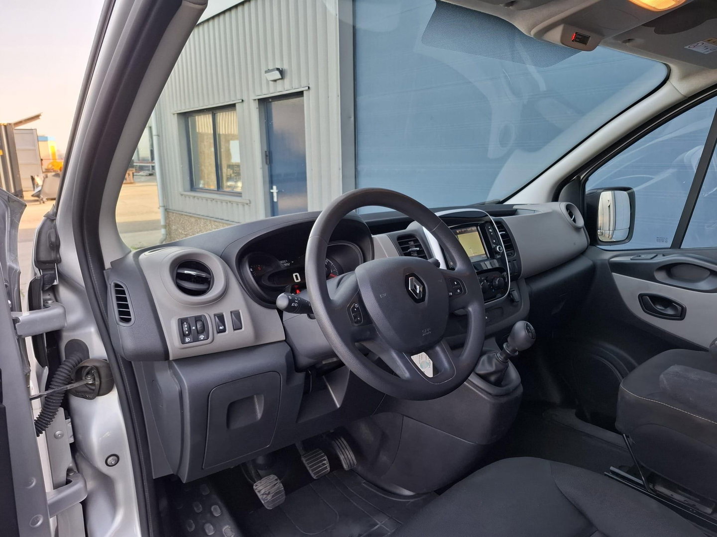 Renault Trafic 1.6 dCi T27 L1H1 Générique AIRCO / CRUISE CONTROLE / NAVI / TREKHAAK / EURO 6 / MARGE AUTO !!!