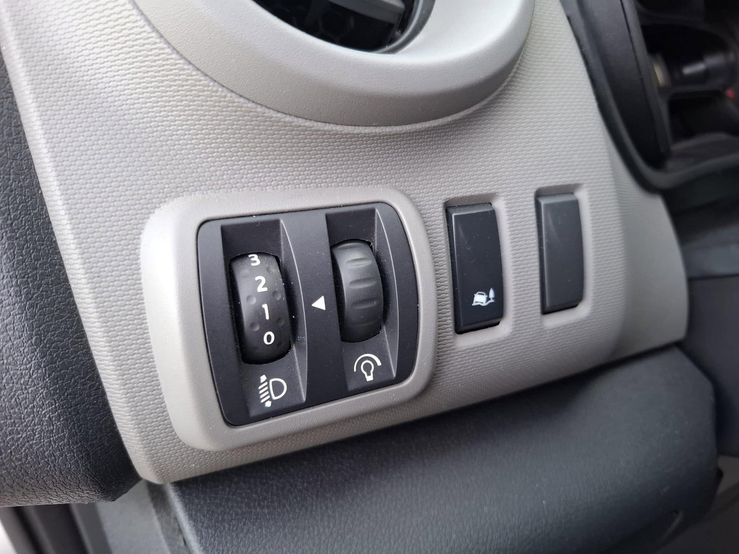 Renault Trafic 1.6 dCi T27 L1H1 Générique AIRCO / CRUISE CONTROLE / NAVI / TREKHAAK / EURO 6 / MARGE AUTO !!!