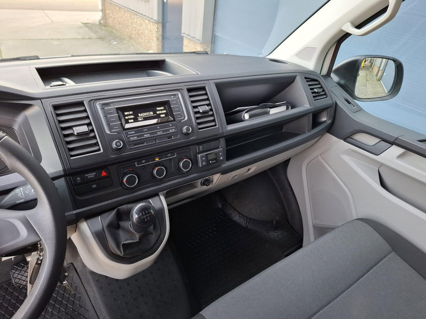 Volkswagen Transporter 2.0 TDI L1H1 Highline AIRCO / TREKHAAK / 3 ZITS / EURO 6 / N.A.P