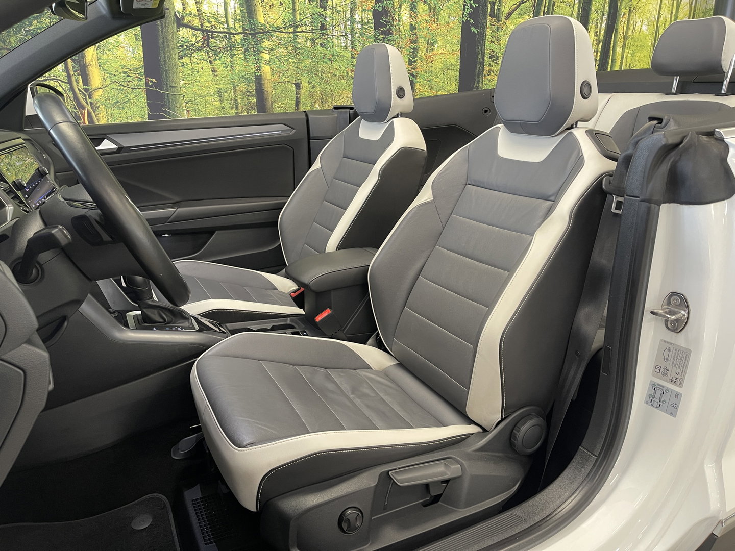 Volkswagen T-Roc Cabrio 1.5 TSI R-Line | Cruise Control | Stoelverwarming | Stuurwielverwarming | Apple carplay | Android Auto | Lichtmetaal |