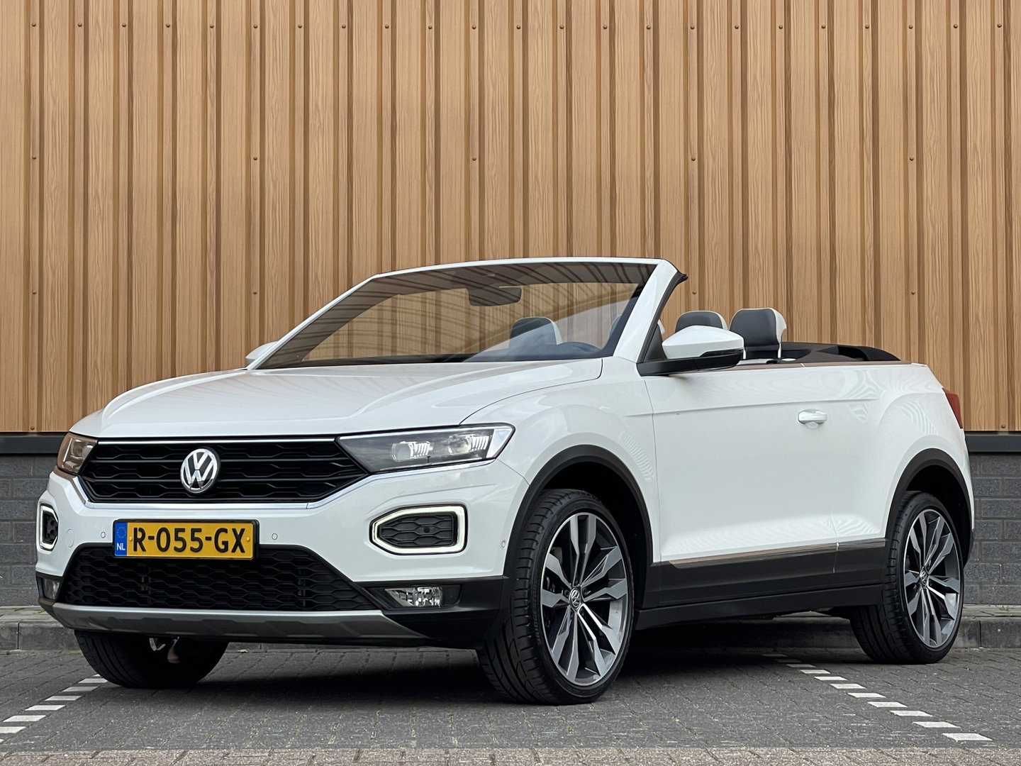 Volkswagen T-Roc Cabrio 1.5 TSI R-Line | Cruise Control | Stoelverwarming | Stuurwielverwarming | Apple carplay | Android Auto | Lichtmetaal |