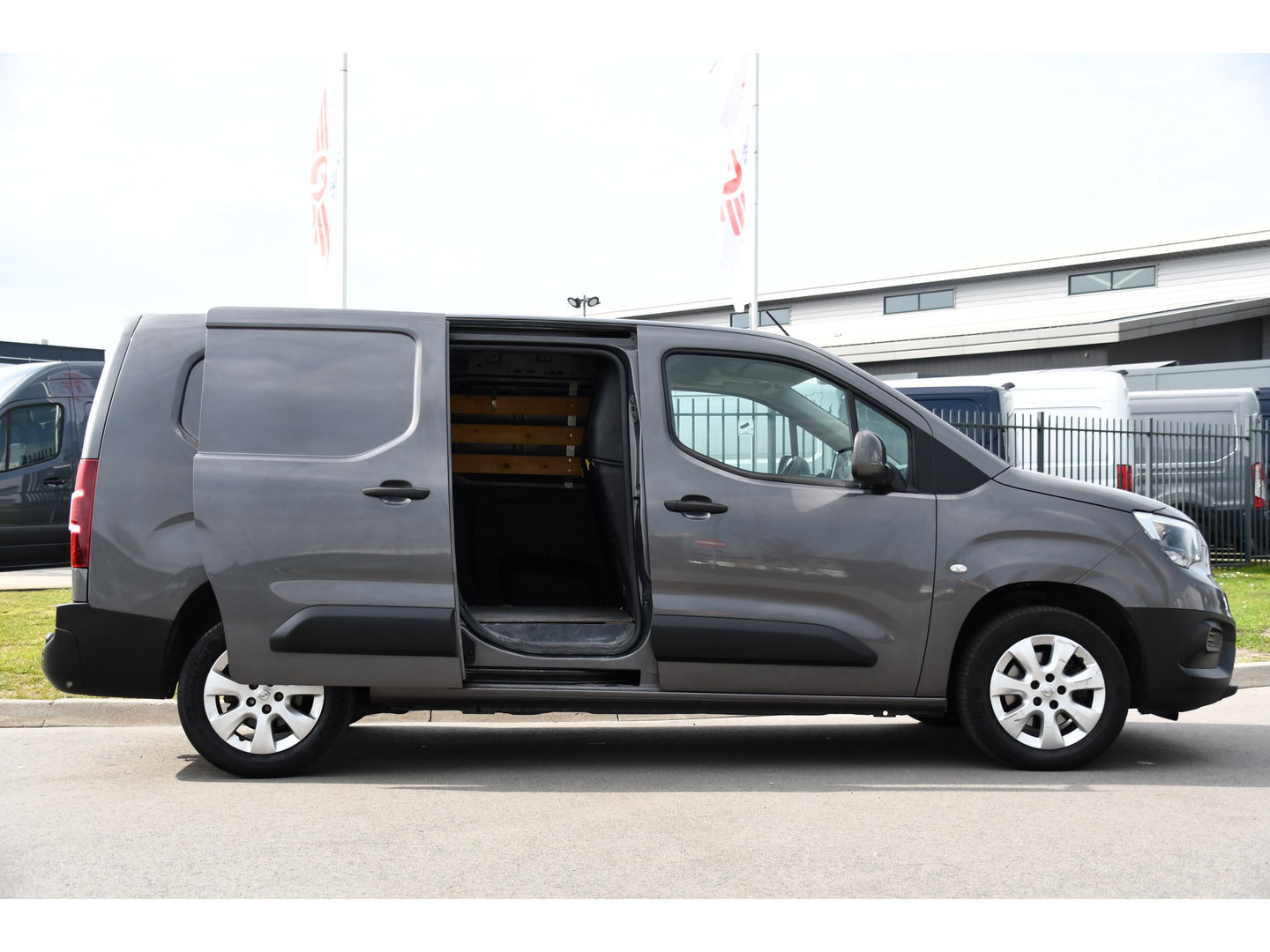 Opel Combo 1.5D L2H1 Edition Cruise, Carplay, Sensoren, 102pk, Multimedia, Airco, Trekhaak, LM Velg, Uniek!