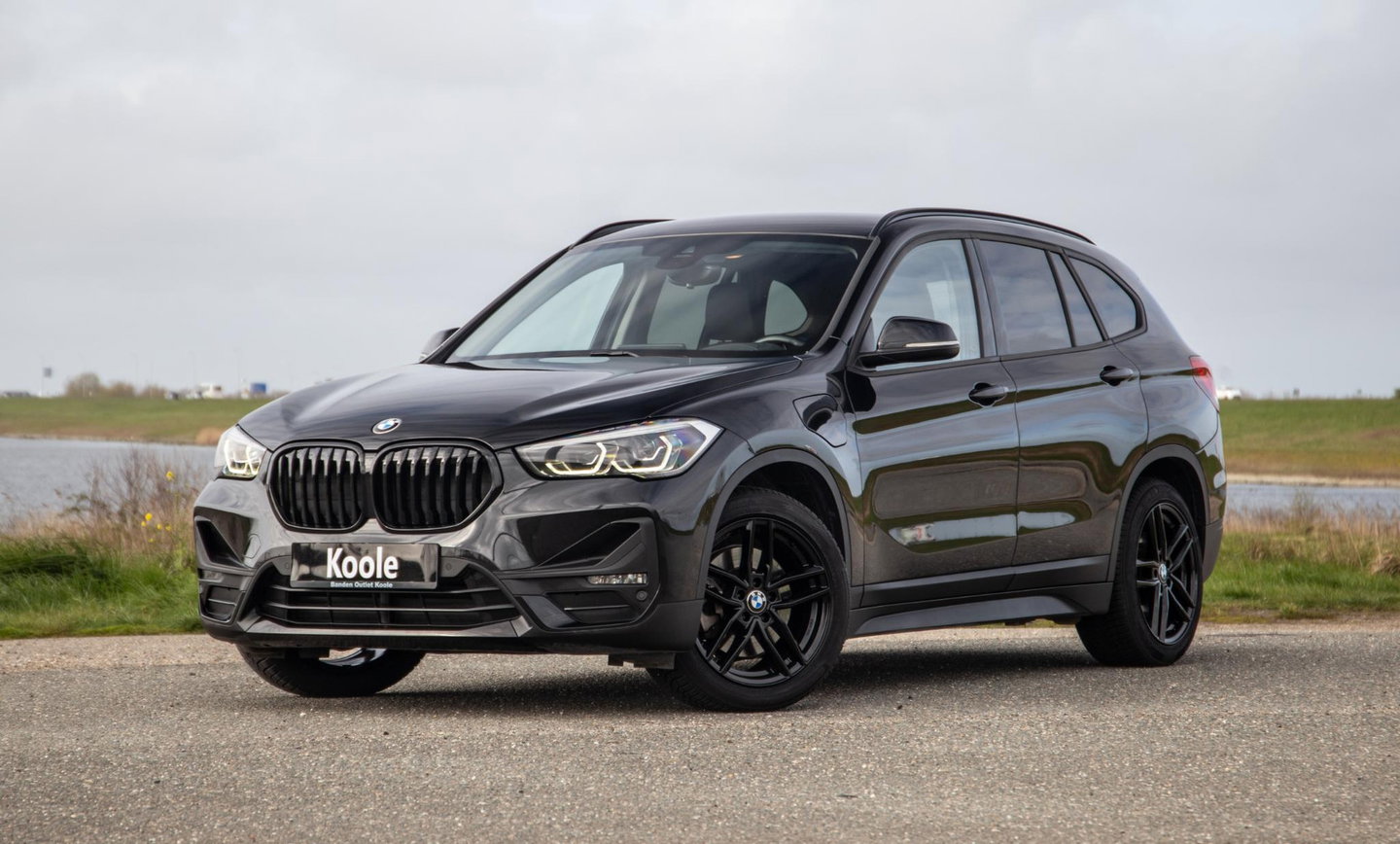 BMW X1 xDrive25e Executive BLACK LINE / CAMERA / CARPLAY / HEAD UP DISPLAY / LEDER / LED / CRUISE CONTROLE / STOELVERWARMING