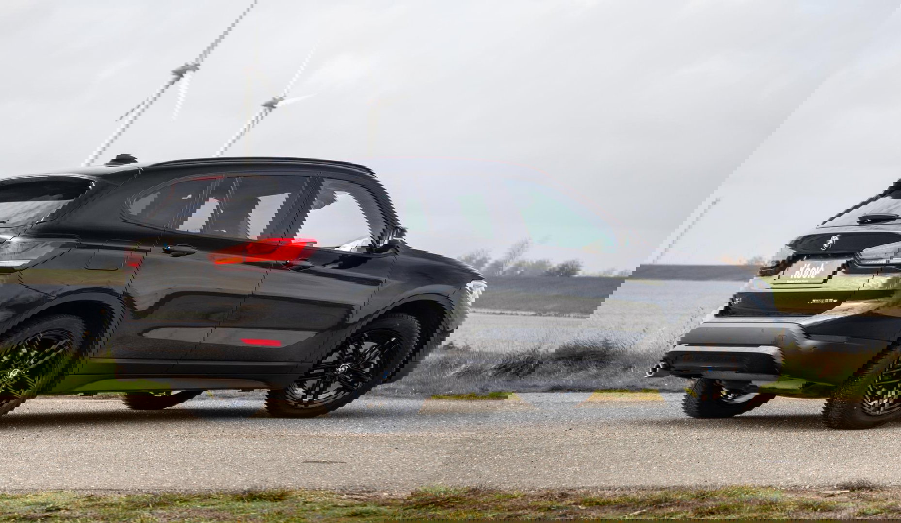 BMW X1 xDrive25e Executive BLACK LINE / CAMERA / CARPLAY / HEAD UP DISPLAY / LEDER / LED / CRUISE CONTROLE / STOELVERWARMING