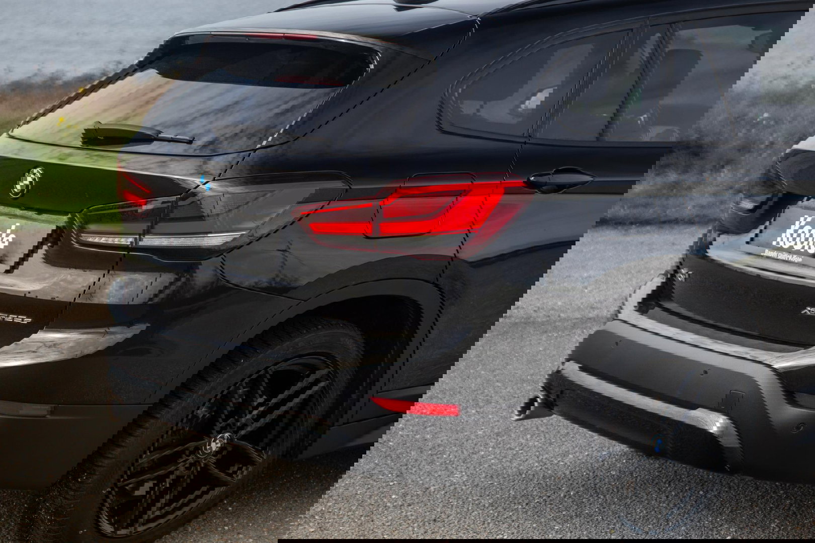 BMW X1 xDrive25e Executive BLACK LINE / CAMERA / CARPLAY / HEAD UP DISPLAY / LEDER / LED / CRUISE CONTROLE / STOELVERWARMING