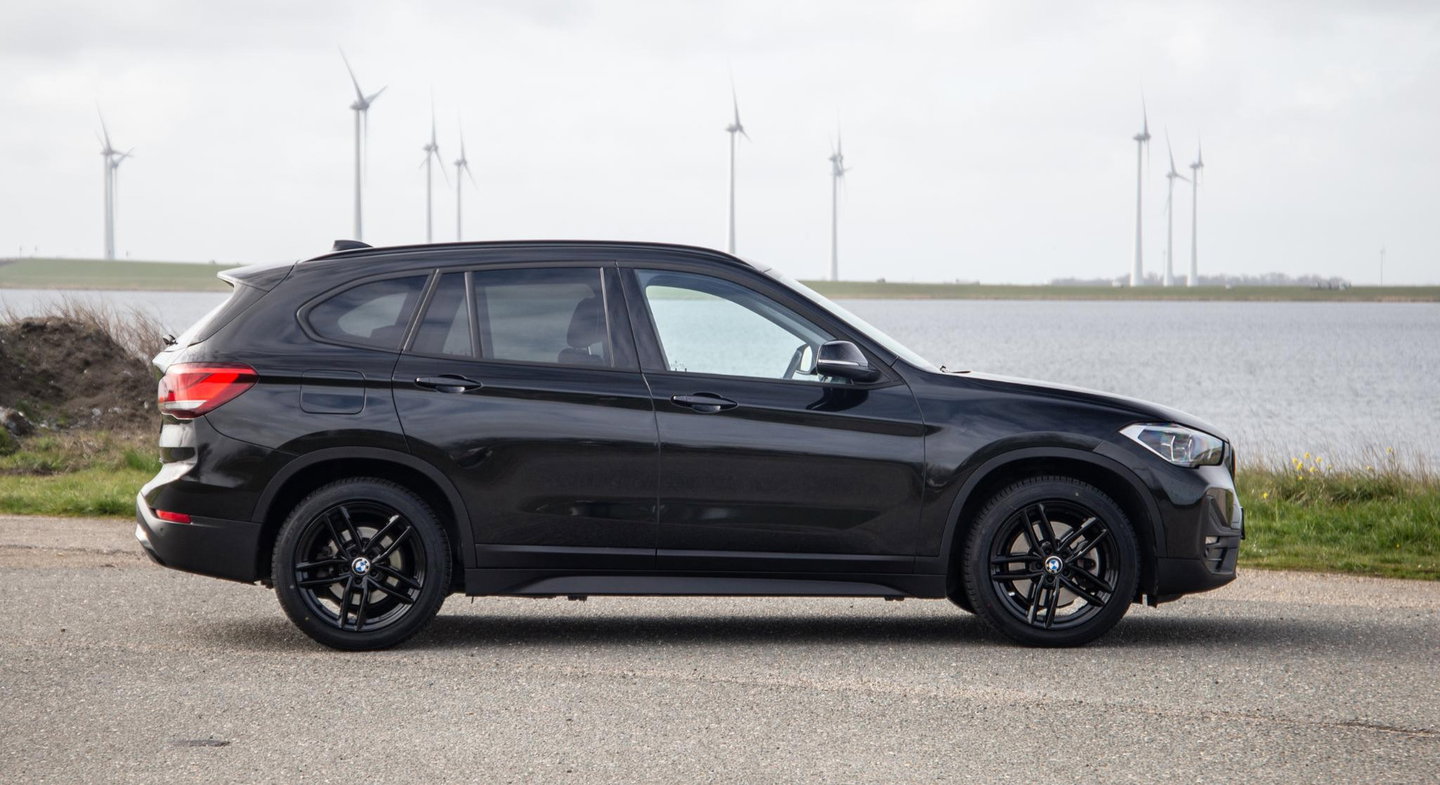 BMW X1 xDrive25e Executive BLACK LINE / CAMERA / CARPLAY / HEAD UP DISPLAY / LEDER / LED / CRUISE CONTROLE / STOELVERWARMING