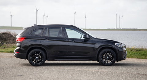 BMW X1 xDrive25e Executive BLACK LINE / CAMERA / CARPLAY / HEAD UP DISPLAY / LEDER / LED / CRUISE CONTROLE / STOELVERWARMING