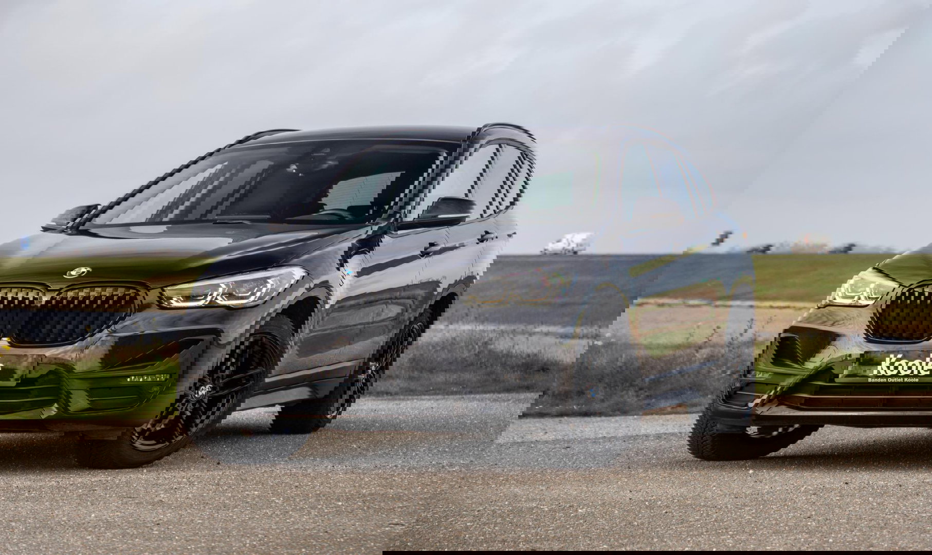 BMW X1 xDrive25e Executive BLACK LINE / CAMERA / CARPLAY / HEAD UP DISPLAY / LEDER / LED / CRUISE CONTROLE / STOELVERWARMING