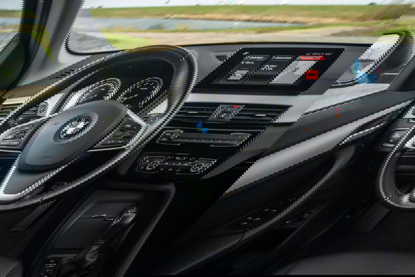 BMW X1 xDrive25e Executive BLACK LINE / CAMERA / CARPLAY / HEAD UP DISPLAY / LEDER / LED / CRUISE CONTROLE / STOELVERWARMING